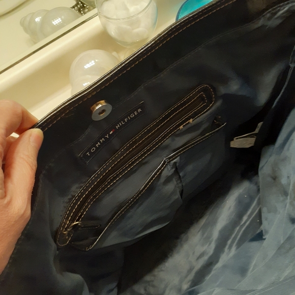 Tommy Hilfiger Tote - Picture 6 of 8